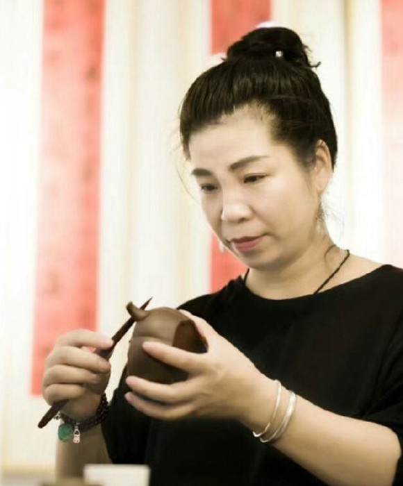 紫砂艺人李琴，助理工艺美术师