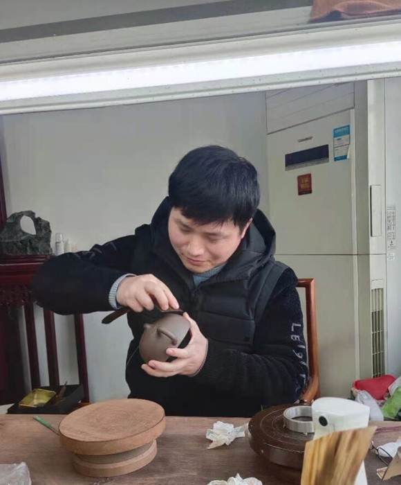 紫砂艺人李肖，助理工艺美术师