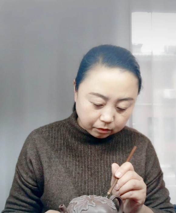 紫砂艺人李莉1974，助理工艺美术师
