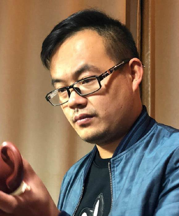 紫砂艺人李远强，助理工艺美术师