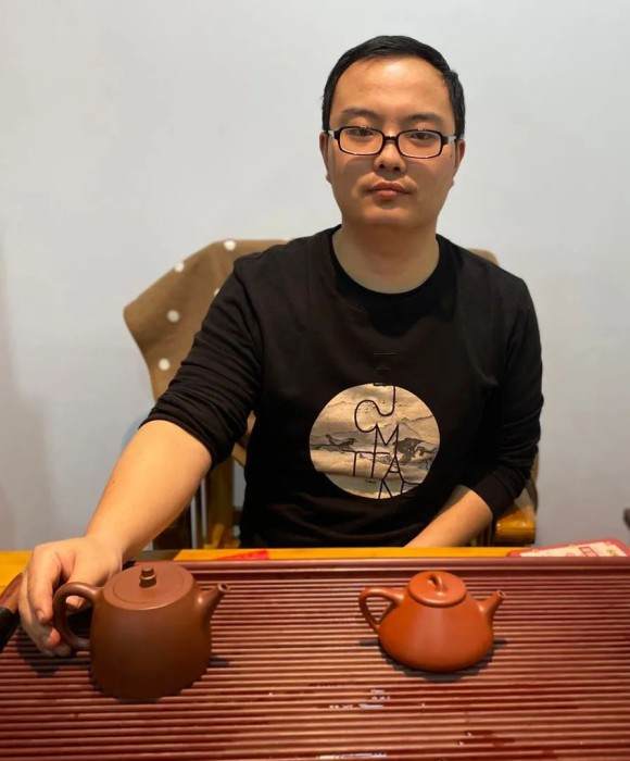 紫砂艺人李鑫，助理工艺美术师