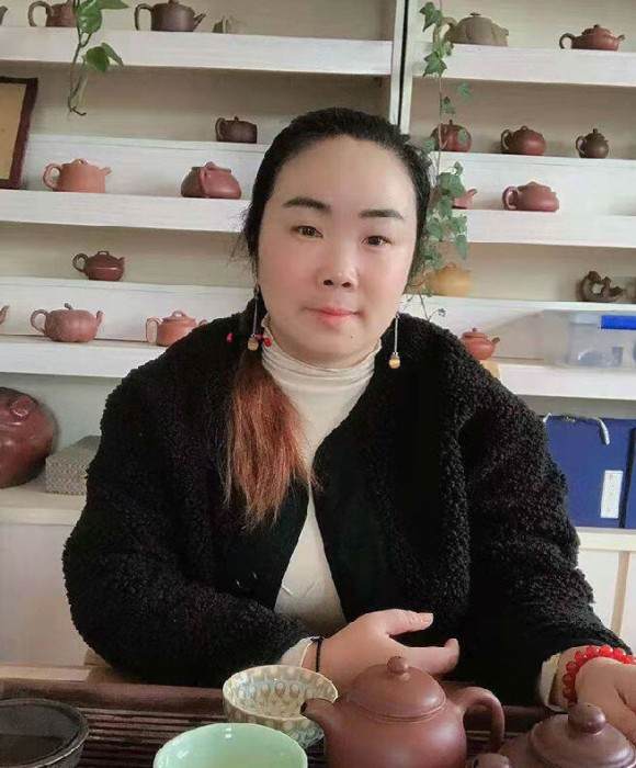 紫砂艺人李霞，工艺美术师