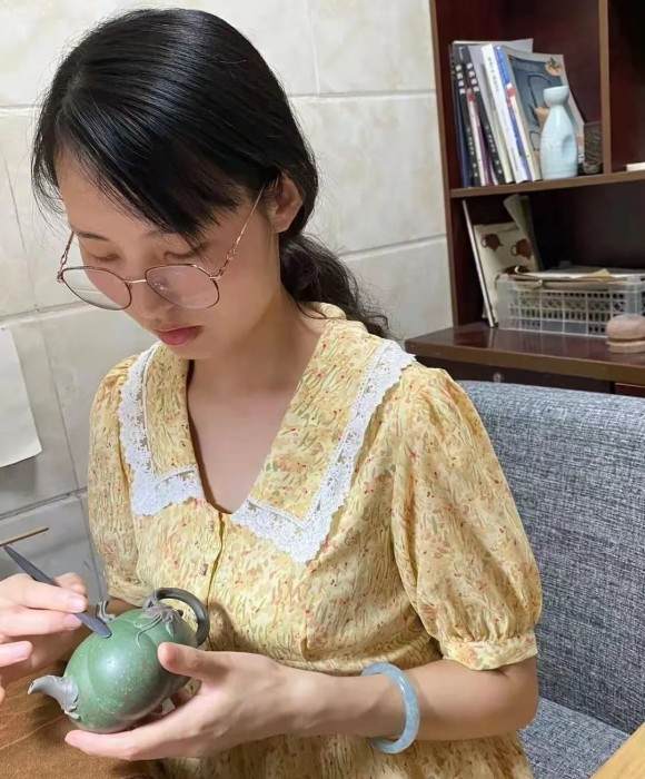 紫砂艺人杜玲玲，助理工艺美术师