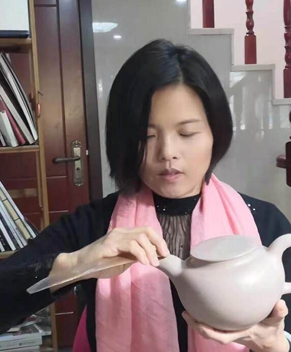 紫砂艺人杨弟，助理工艺美术师