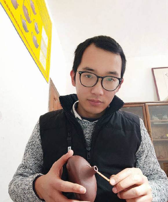 紫砂艺人杨志敏，助理工艺美术师