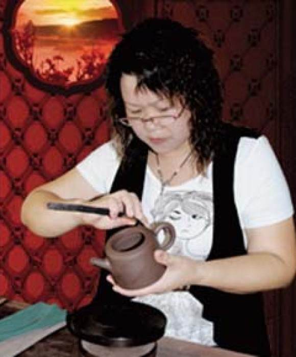 紫砂艺人杨慧英，高级工艺美术师