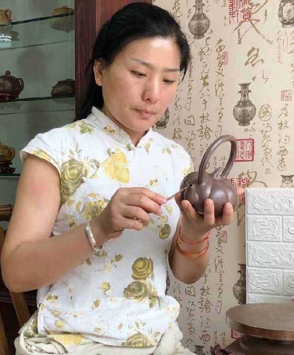 紫砂艺人杨春兰，助理工艺美术师