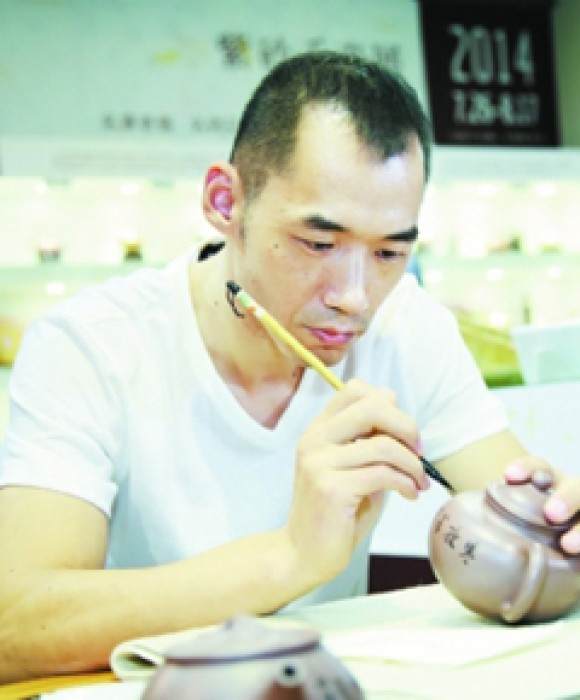 紫砂艺人杨海峰，高级工艺美术师