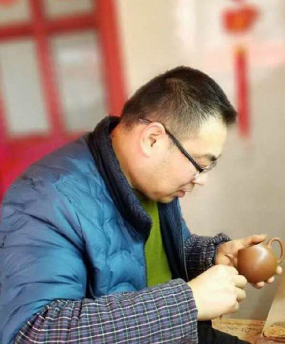 紫砂艺人杨爱明，助理工艺美术师