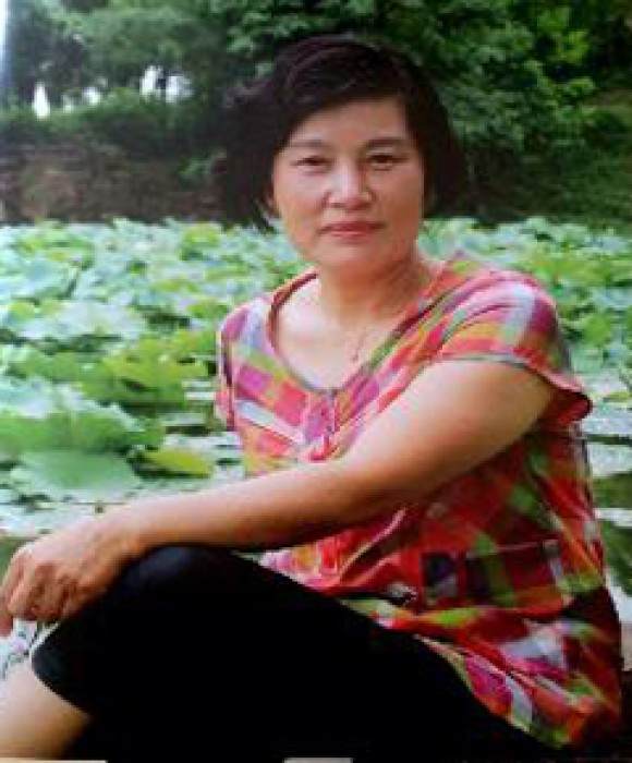 紫砂艺人杨瑶芬，正高级工艺美术师（乡土人才评审获得）