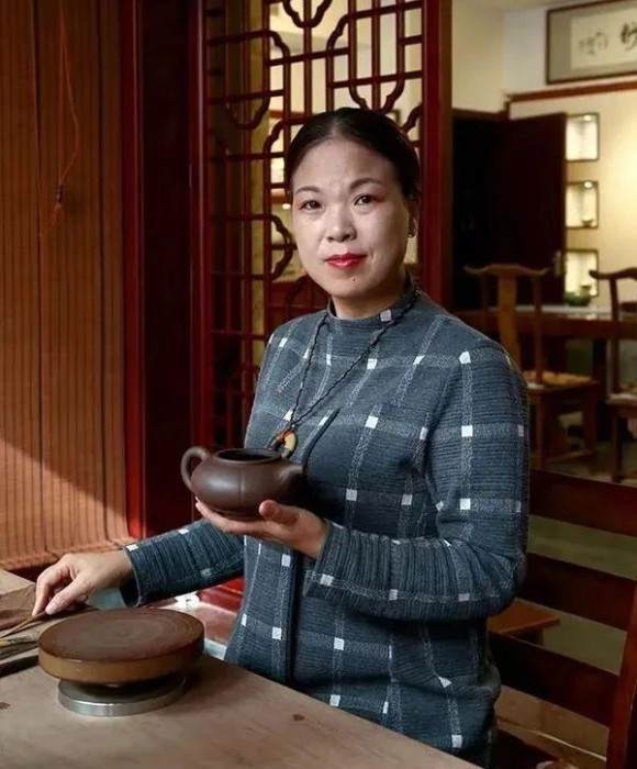 紫砂艺人杨红伟，正高级工艺美术师
