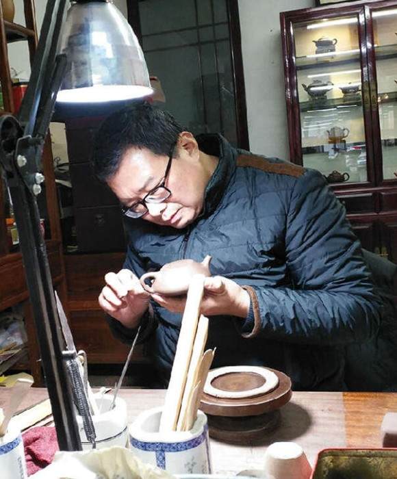 紫砂艺人杨育，助理工艺美术师