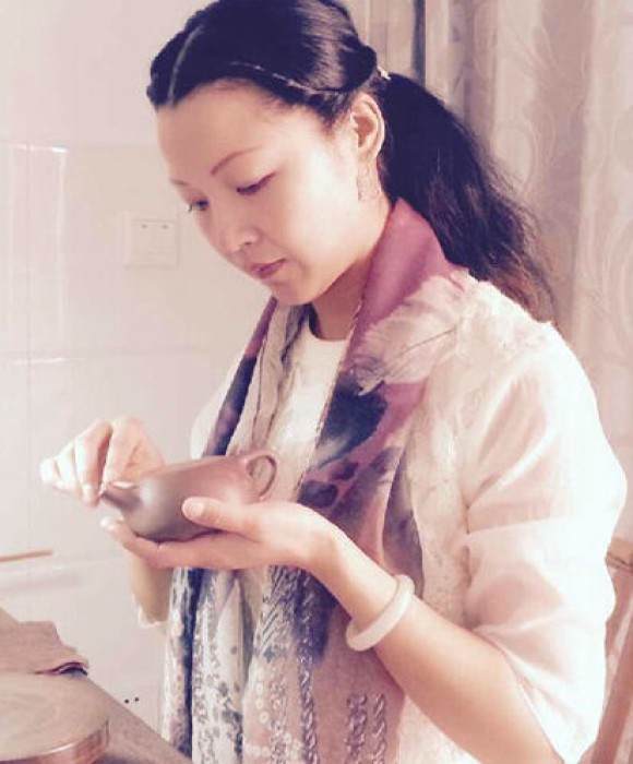 紫砂艺人杨芳，助理工艺美术师