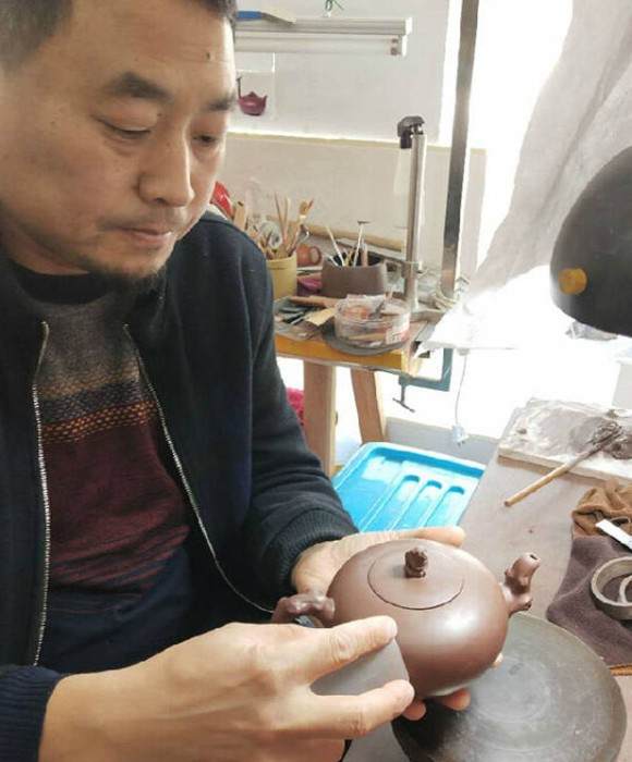 紫砂艺人杨荣民，助理工艺美术师