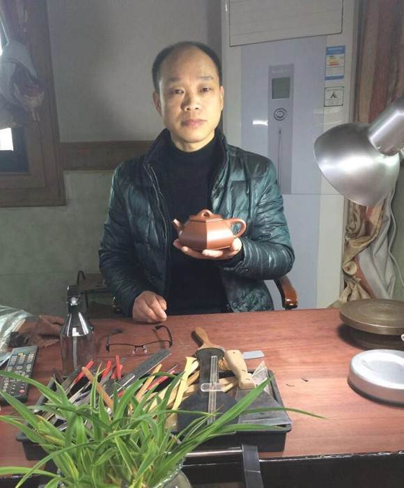 紫砂艺人林振富，助理工艺美术师