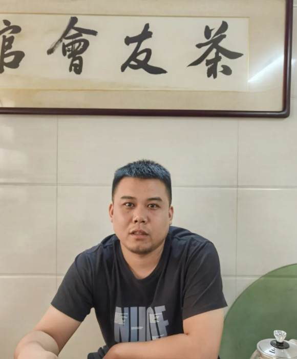 紫砂艺人查朝晨，助理工艺美术师