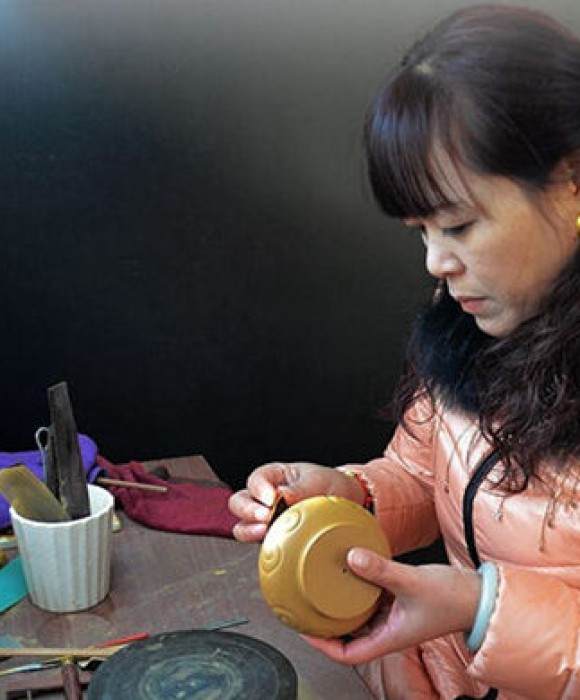 紫砂艺人查焕勤，工艺美术师
