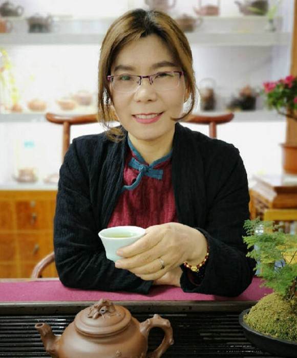 紫砂艺人查良芬，工艺美术师