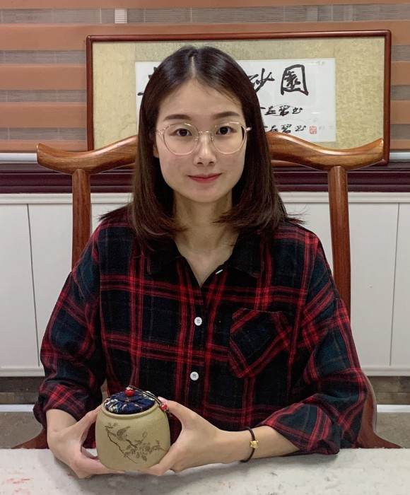 紫砂艺人查越，工艺美术师