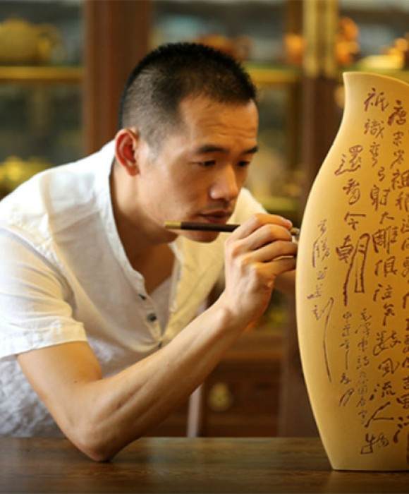 紫砂艺人梁上胜，高级工艺美术师