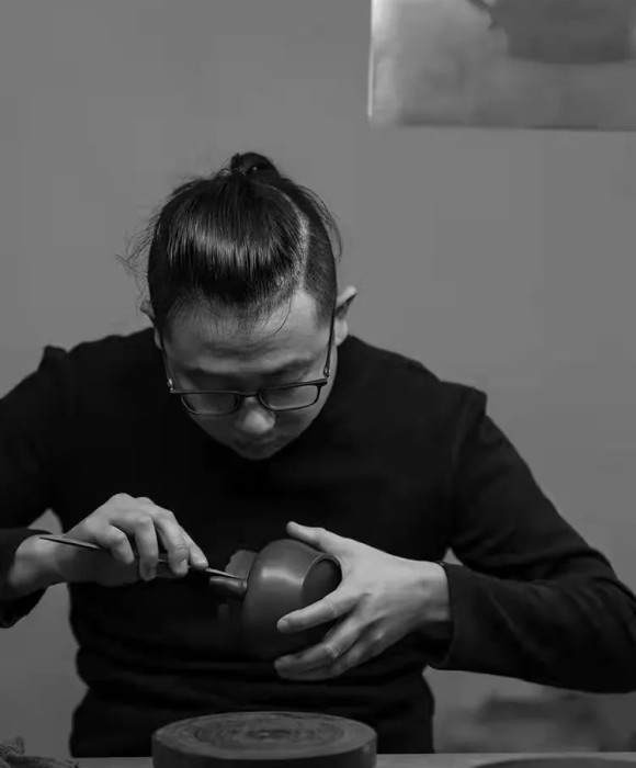 紫砂艺人梁青，助理工艺美术师