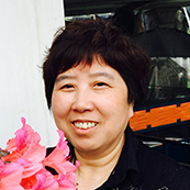紫砂艺人梅宝玉，正高级工艺美术师（乡土人才评审获得）