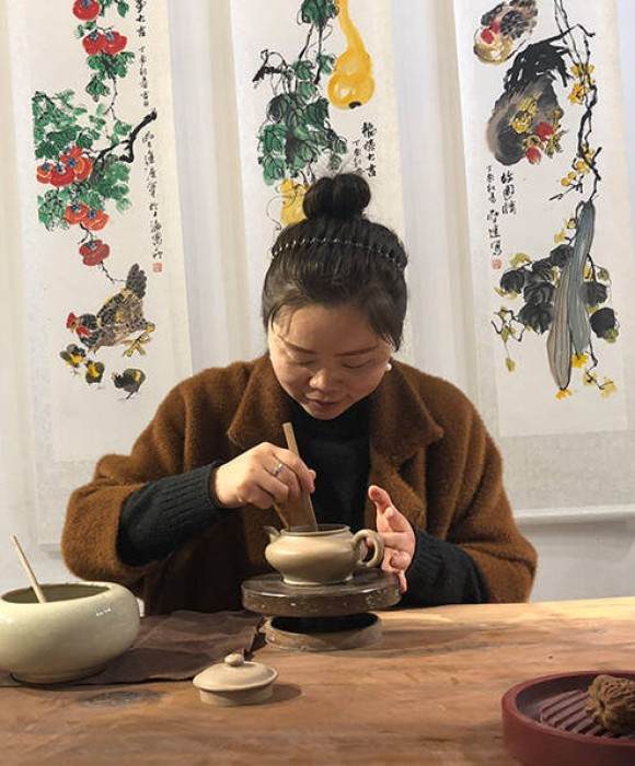 紫砂艺人殷莉群，助理工艺美术师
