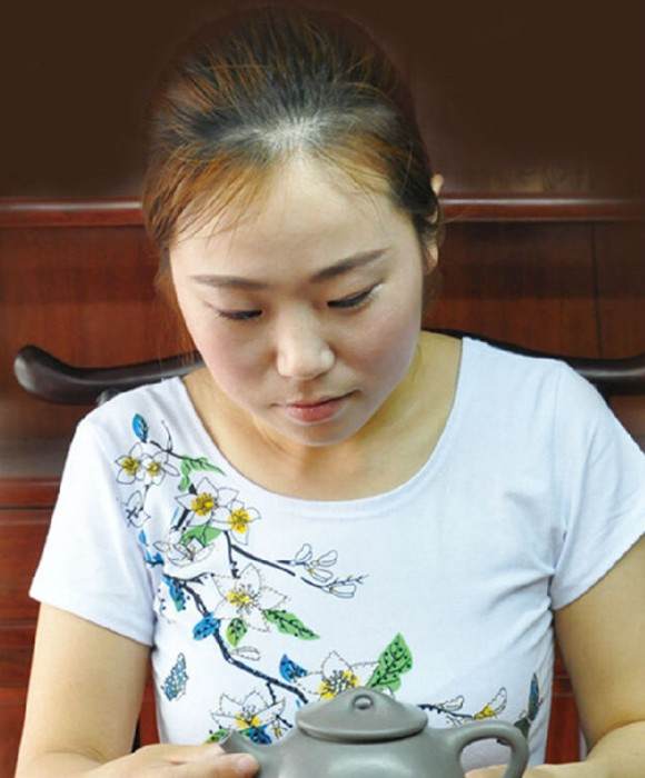 紫砂艺人毛俊兰，工艺美术师