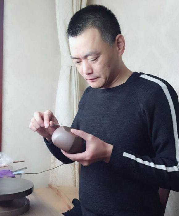紫砂艺人毛健，助理工艺美术师
