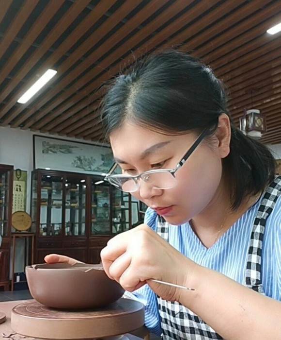 紫砂艺人毛旭娅，助理工艺美术师