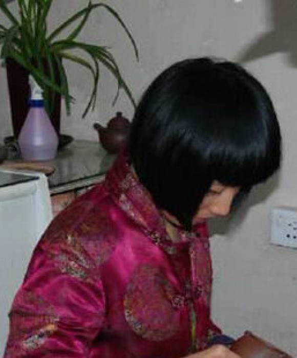 紫砂艺人江晓云，助理工艺美术师