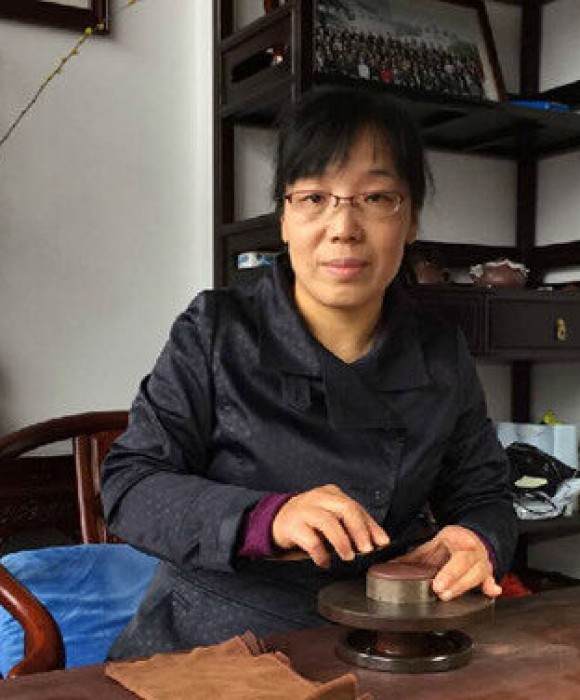 紫砂艺人江晓英，高级工艺美术师