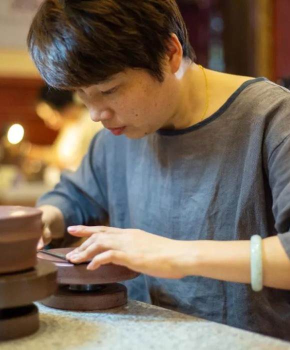 紫砂艺人江燕，工艺美术师