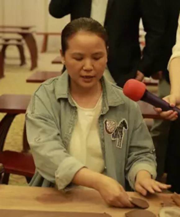 紫砂艺人汤小娟，工艺美术师