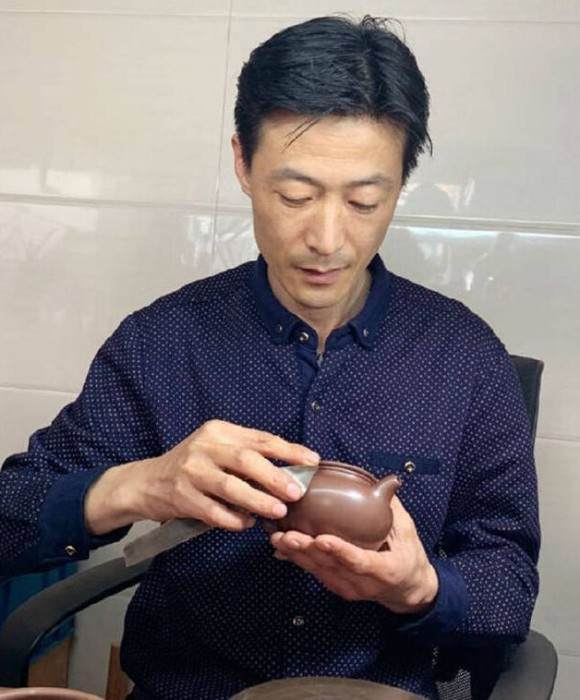 紫砂艺人汤正容，助理工艺美术师