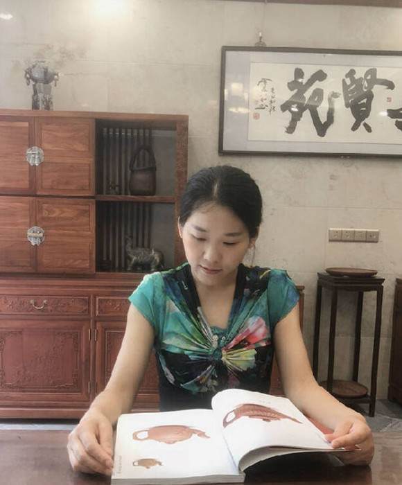 紫砂艺人汤燕萍，工艺美术师