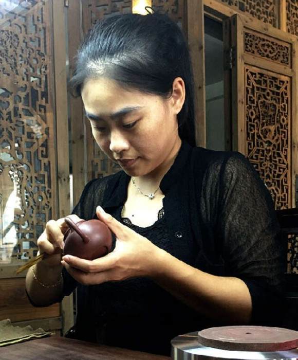 紫砂艺人汤莉，工艺美术师