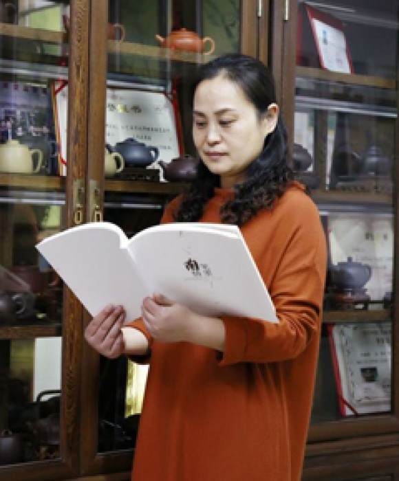 紫砂艺人汪梅芳，高级工艺美术师
