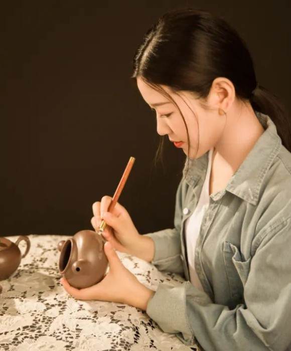 紫砂艺人沈乐，助理工艺美术师