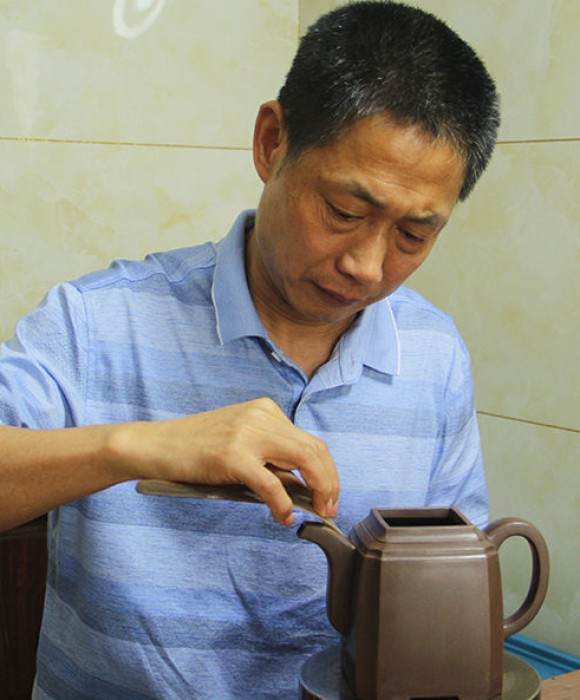 紫砂艺人沈其华，助理工艺美术师