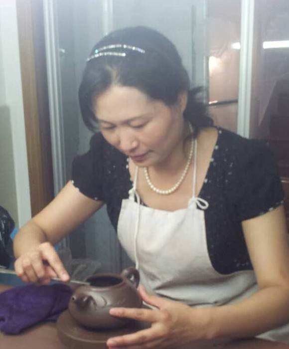 紫砂艺人沈华兰，工艺美术员
