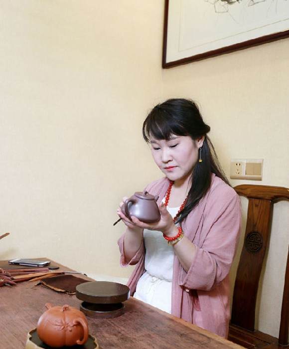 紫砂艺人沈燕萍，工艺美术师