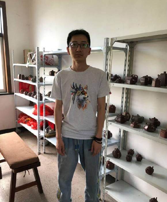 紫砂艺人沈达桢，助理工艺美术师