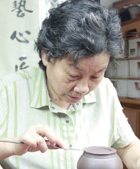 紫砂艺人沈遽华，正高级工艺美术师