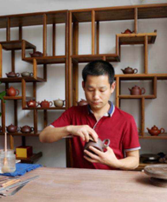 紫砂艺人潘亚军，高级工艺美术师