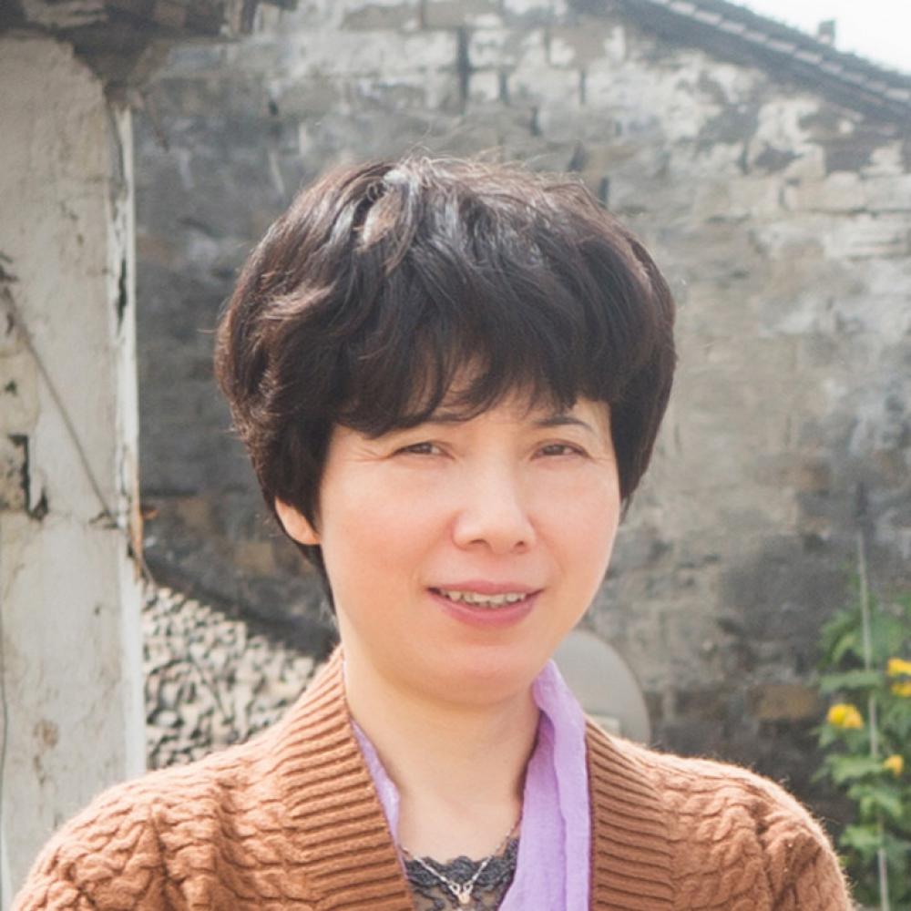 紫砂艺人潘国凤，高级工艺美术师（乡土人才评审获得）