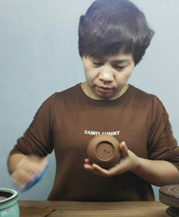 紫砂艺人潘彩娣，工艺美术师