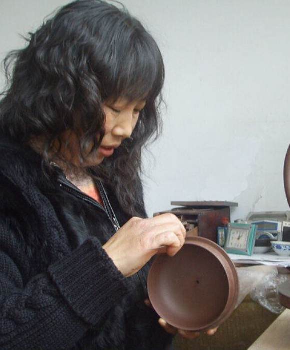 紫砂艺人潘新华，助理工艺美术师