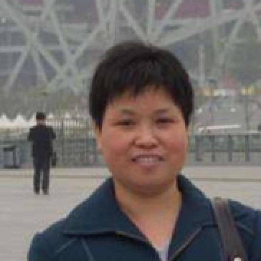 紫砂艺人潘春华，助理工艺美术师
