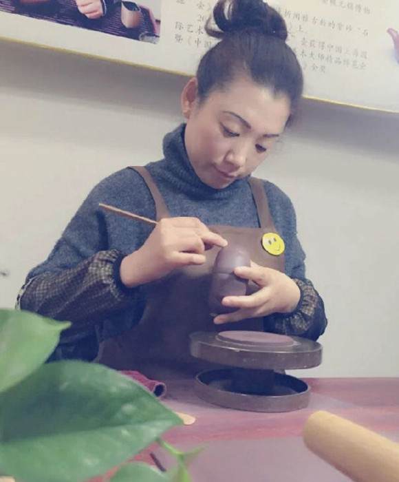 紫砂艺人潘跃萍，助理工艺美术师